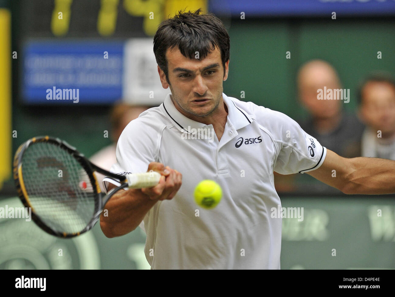 Francia?s Florent Serra restituisce un diretti a Serbia?s Novak Djokovic al Gerry Weber Open di Halle, Germania, 11 giugno 2009. Foto: BERND THISSEN Foto Stock