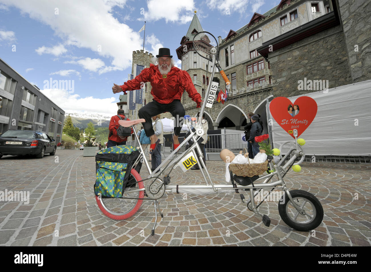 Azione artista e designer di biciclette Dieter Didi Senft pone al di fuori il Badrutt?s Palace hotel di San Mortiz, Switzerlands, 11 giugno 2009. La città sarà affollata dai media quando Becker si sposa con la fidanzata Kerssenberg il 12 giugno. Foto: PETER KNEFFEL Foto Stock