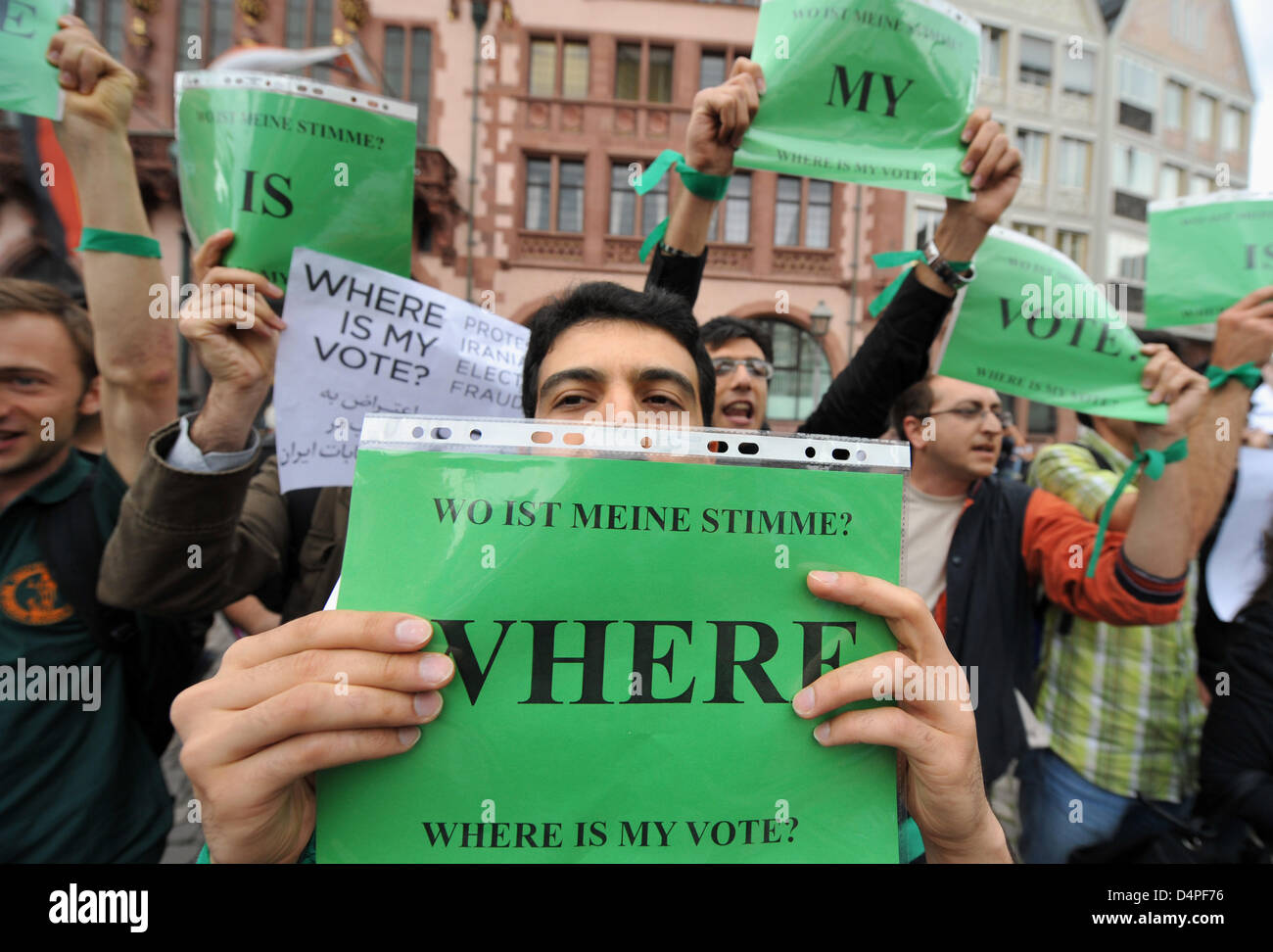 Più di mille expat iraniani di manifestare contro le misure prese dalle autorità iraniane dopo la contestata rielezione del Presidente Ahmadinedschad, a Roemerberg ?? A Francoforte, in Germania, 16 giugno 2009. I membri della comunità iraniana aveva chiamato per solidarietà con le centinaia di migliaia di sostenitori dell'opposizione prendendo per le strade nel loro paese di origine. Foto: BORIS ROESSL Foto Stock