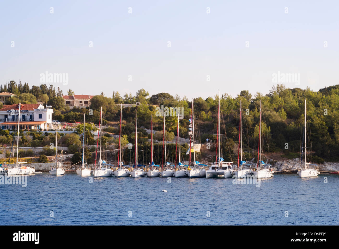 Cefalonia, Grecia: flottiglia di yacht ormeggiati in porto di pesca di Fiskardo nel nord di Cefalonia Foto Stock