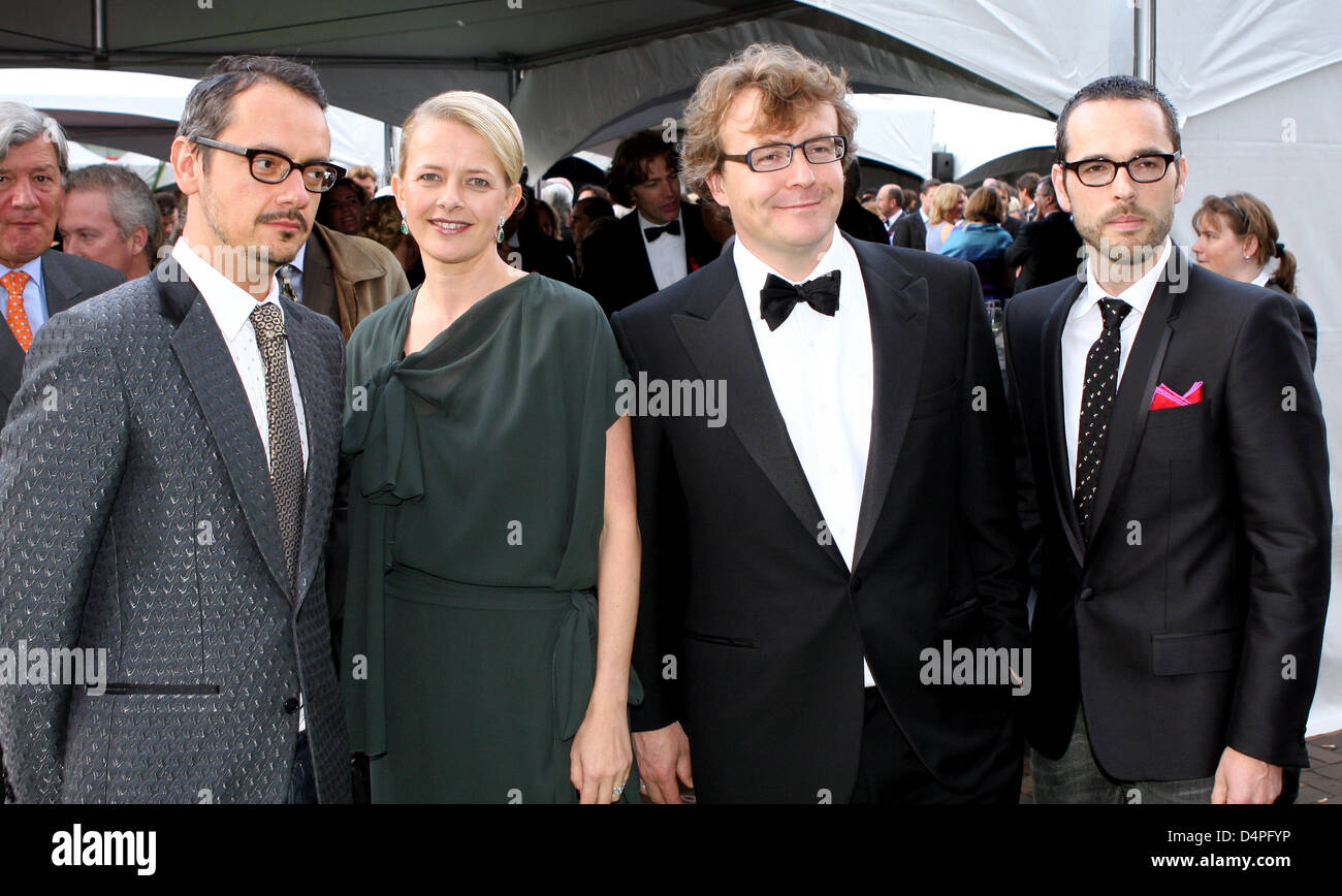 Il principe Friso (C-R) e principessa Mabel di Orange-Nassau (C-L), e designer Viktor ef Rolf partecipare alla cena di Amsterdam ha ospitato dalla Fondazione Aids nell'Heineken Music Hall di Amsterdam, Paesi Bassi, 20 giugno 2009. La cena di beneficenza è quello di raccogliere denaro per il ?Aids Foundation? E ?STOP AIDS ORA! ?E attirare la vostra attenzione su HIV/Aids problemi nel settore commerciale. Foto: Pat Foto Stock