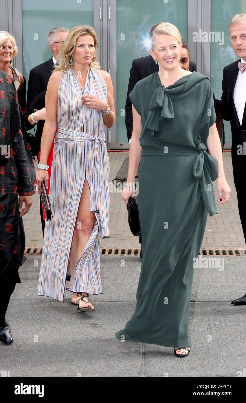 La principessa Mabel di Orange-Nassau (R) e sua sorella Nicole Wisse Smit partecipare alla cena di Amsterdam ha ospitato dalla Fondazione Aids nell'Heineken Music Hall di Amsterdam, Paesi Bassi, 20 giugno 2009. La cena di beneficenza è quello di raccogliere denaro per il ?Aids Foundation? E ?STOP AIDS ORA! ?E attirare la vostra attenzione su HIV/Aids problemi nel settore commerciale. Foto: Patrick van Katwijk Foto Stock