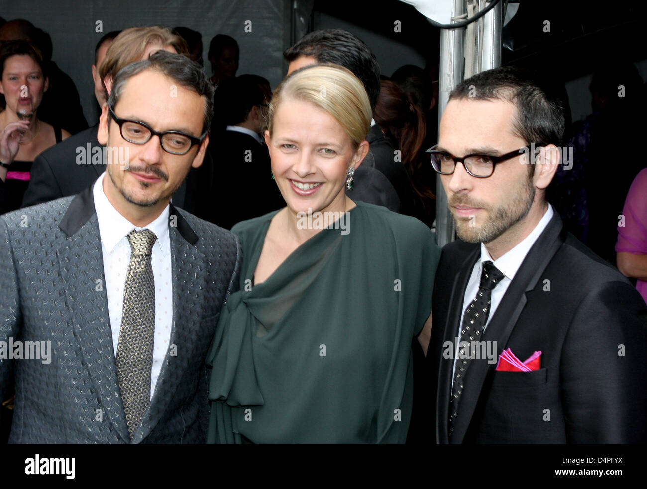 La principessa Mabel di Orange-Nassau (C), e designer Viktor ef Rolf partecipare alla cena di Amsterdam ha ospitato dalla Fondazione Aids nell'Heineken Music Hall di Amsterdam, Paesi Bassi, 20 giugno 2009. La cena di beneficenza è quello di raccogliere denaro per il ?Aids Foundation? E ?STOP AIDS ORA! ?E attirare la vostra attenzione su HIV/Aids problemi nel settore commerciale. Foto: Patrick van Katwijk Foto Stock