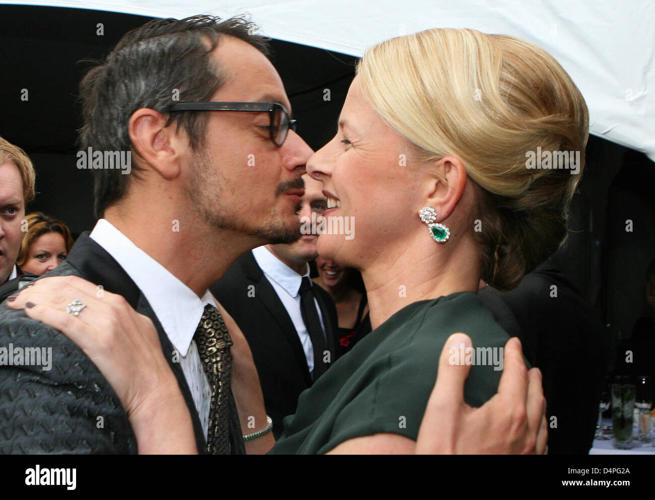 La principessa Mabel di Orange-Nassau (R) e il designer Viktor partecipare alla cena di Amsterdam ha ospitato dalla Fondazione Aids nell'Heineken Music Hall di Amsterdam, Paesi Bassi, 20 giugno 2009. La cena di beneficenza è quello di raccogliere denaro per il ?Aids Foundation? E ?STOP AIDS ORA! ?E attirare la vostra attenzione su HIV/Aids problemi nel settore commerciale. Foto: Albert Philip van der Werf (PAESI BASSI Foto Stock