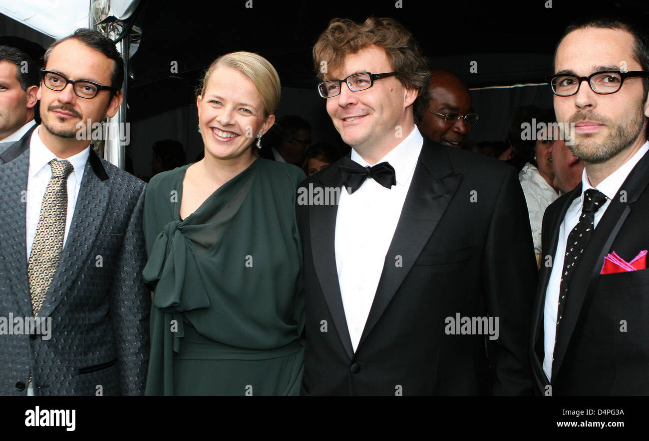 Il principe Friso (C-R) e principessa Mabel di Orange-Nassau (C-L), e designer Viktor ef Rolf partecipare alla cena di Amsterdam ha ospitato dalla Fondazione Aids nell'Heineken Music Hall di Amsterdam, Paesi Bassi, 20 giugno 2009. La cena di beneficenza è quello di raccogliere denaro per il ?Aids Foundation? E ?STOP AIDS ORA! ?E attirare la vostra attenzione su HIV/Aids problemi nel settore commerciale. Foto: Alb Foto Stock