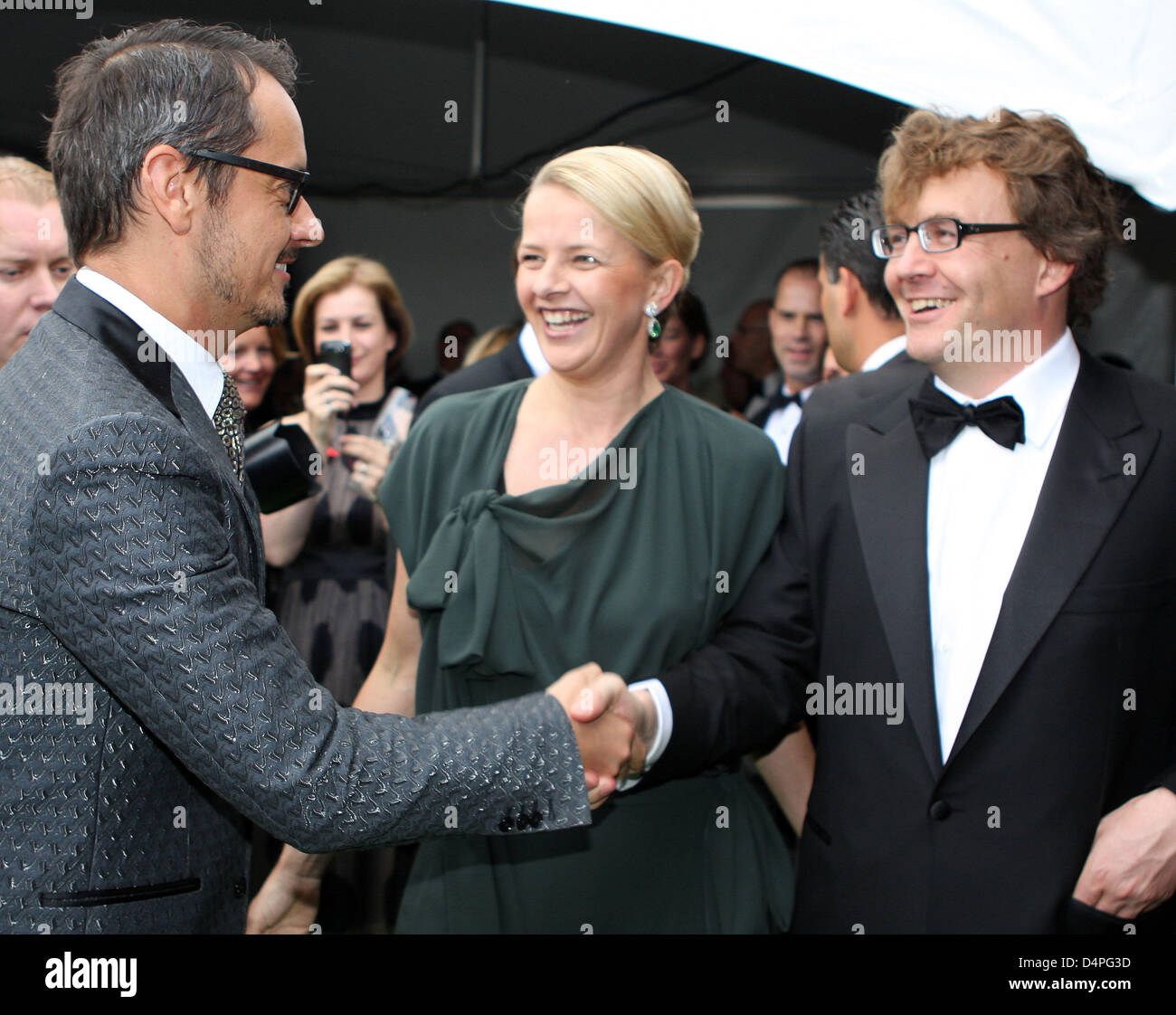 Il principe Friso (R) e la principessa Mabel di Orange-Nassau (C), e designer Viktor partecipare alla cena di Amsterdam ha ospitato dalla Fondazione Aids nell'Heineken Music Hall di Amsterdam, Paesi Bassi, 20 giugno 2009. La cena di beneficenza è quello di raccogliere denaro per il ?Aids Foundation? E ?STOP AIDS ORA! ?E attirare la vostra attenzione su HIV/Aids problemi nel settore commerciale. Foto: Albert Philip van Foto Stock