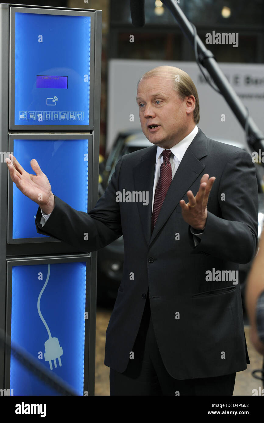Tuomo Hatakka, CEO di fornitore di energia Vattenfall Europe AG, dà un'intervista accanto a una stazione di ricarica per auto electro a Berlino (Germania), 22 giugno 2009. In una forma di cooperazione tra il Gruppo BMW e Vattenfall, 50 elettro auto sono state consegnate a Berlino i cittadini per un uso quotidiano di prova. Secondo le due società questa è stata la più grande elettro-mobility-campo correlato processo mai condotta Foto Stock