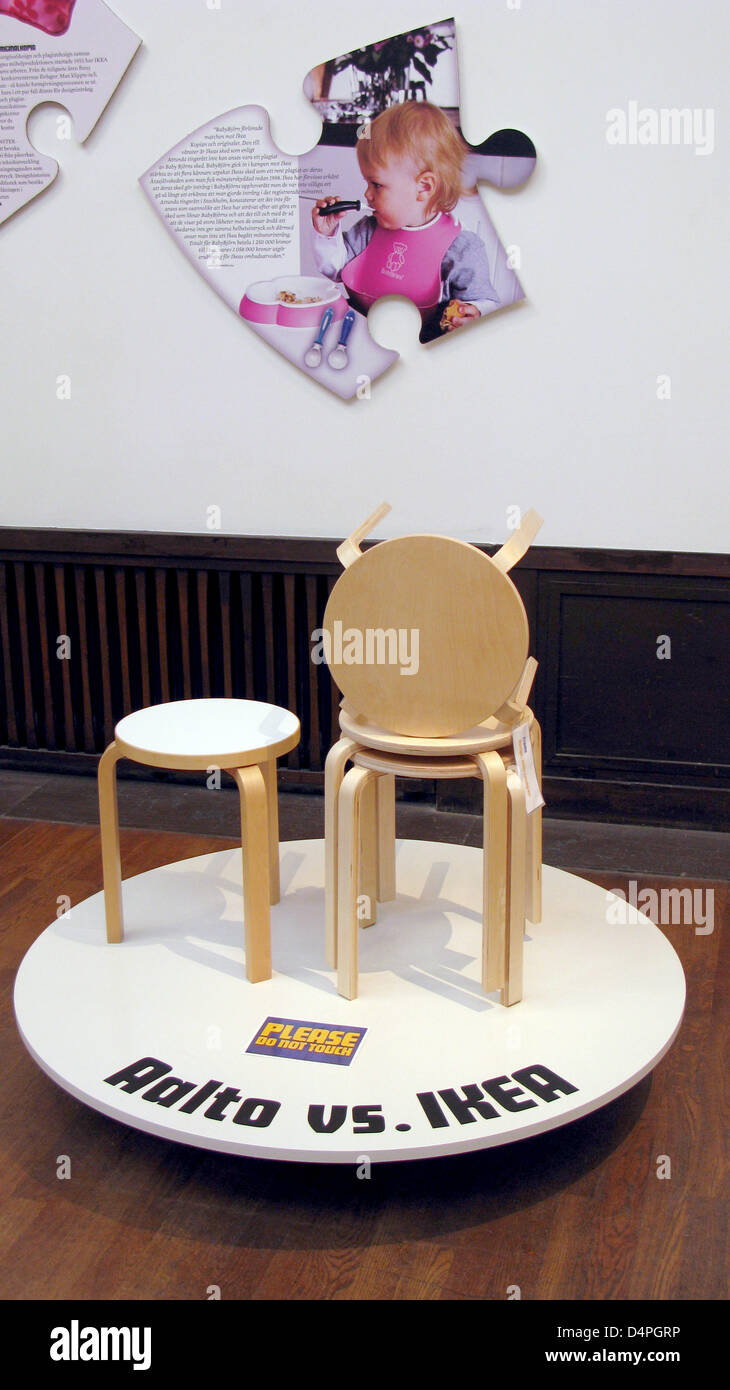 Uno sgabello da designer finlandese Alvar Aalto (L) e sgabelli da Ikea  presso la mostra ?IKEA A LILJEVALCHS? A Liljevachs museo di Stoccolma,  Svezia, 17 giugno 2009. La mostra di disegno illustra