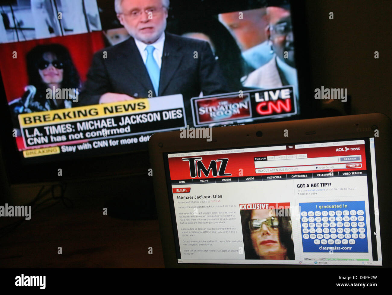 La foto è stata presa a Francoforte sul Meno, Germania, 26 giugno 2009, mostra la siamo homepage tmz.com, il primo di tutto il mondo che ha annunciato la morte di Michael Jackson, sullo schermo di un computer di fronte a uno schermo televisivo che illustra il programma della CNN che informa il pubblico sui problemi di attualità di incidenti ma non si può ancora affermare la morte della popstar. tmz.com era considerevolmente più veloce con breakin Foto Stock