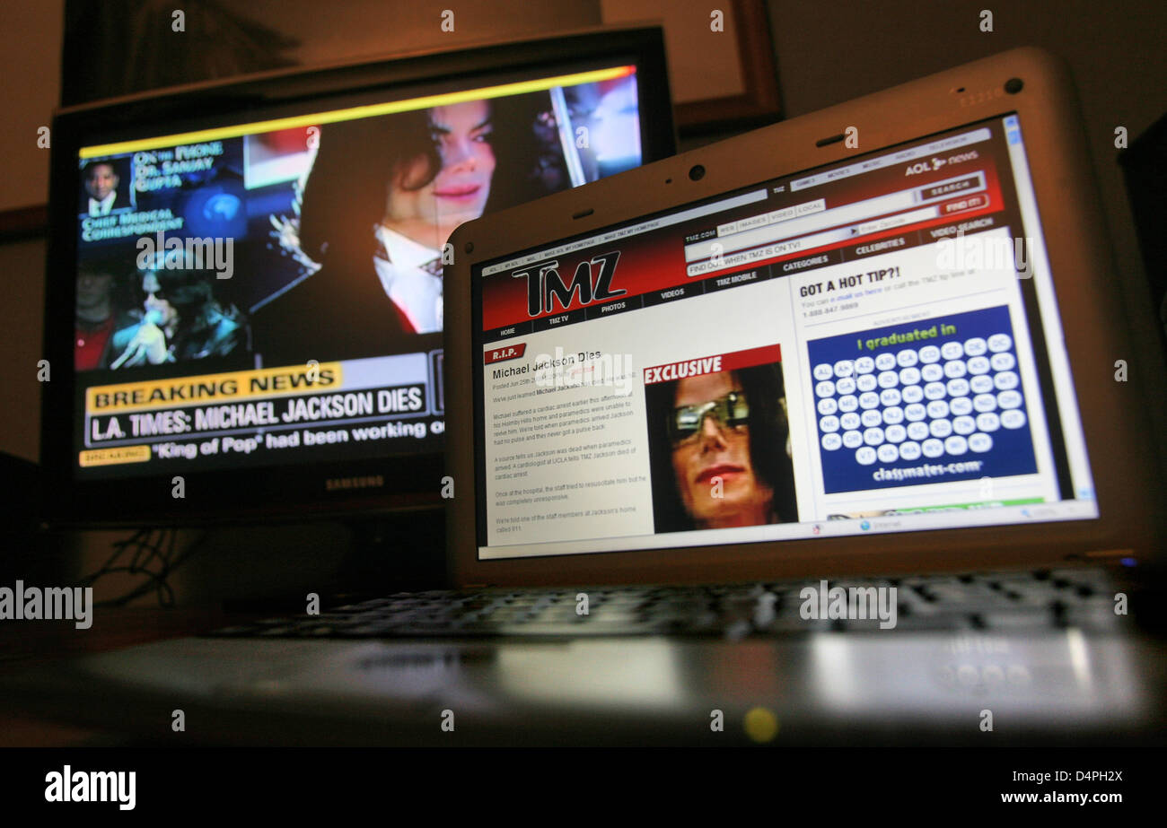 La foto è stata presa a Francoforte sul Meno, Germania, 26 giugno 2009, mostra la siamo homepage tmz.com, il primo di tutto il mondo che ha annunciato la morte di Michael Jackson, sullo schermo di un computer di fronte a uno schermo televisivo che illustra il programma della CNN che informa il pubblico sui problemi di attualità di incidenti ma non si può ancora affermare la morte della popstar. tmz.com era considerevolmente più veloce con breakin Foto Stock