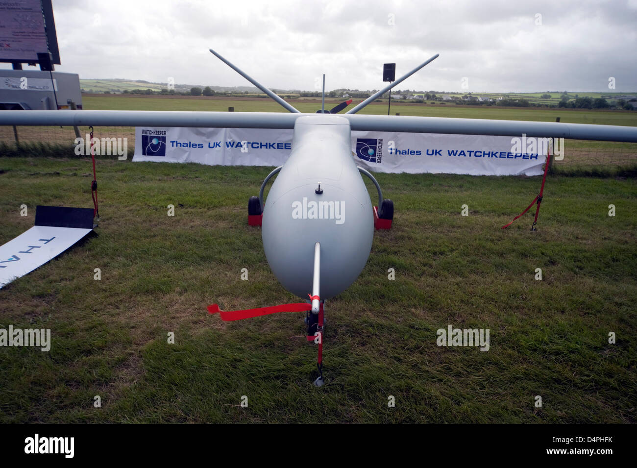 Il travagliato, estremamente costoso Watchkeeper progetto concepito per la fornitura di velivoli senza pilota Aeromobili di sorveglianza della Royal Artillery ha colpito ulteriori ritardi tecnici. Il primo robot spyplanes deve essere stato consegnato in febbraio - otto mesi più tardi il contratto originale chiamato per - ma saranno ora arrivare Òtoward yearÕs endÓ. Aviation Week report <http://www.aviationweek.com/aw/generic/story channel.jsp?channel=defense&id=news/asd/2011/02/28/14.xml> sul nuovo slittamento in WatchkeeperÕs data di consegna, che fu rivelato da dirigenti dal contraente Thales durante una discussione del compa Foto Stock