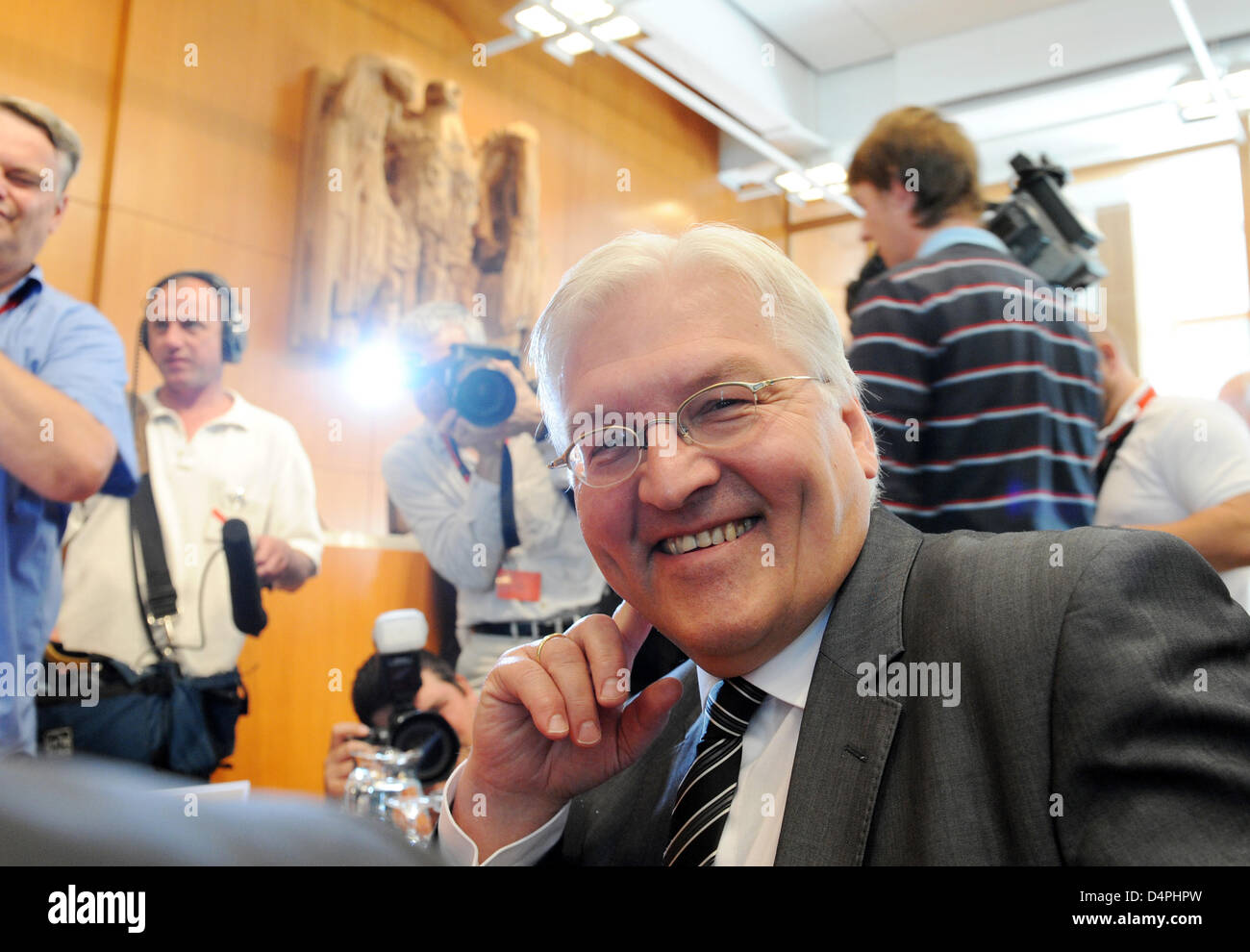 Il Ministro degli esteri tedesco Frank-Walter Steinmeier sorrisi prima della pronuncia della sentenza della Corte costituzionale federale (BVerfG) di Karlsruhe in Germania, 30 giugno 2009. Gauweiler dice l'UE?s e trattato di Lisbona ?continua a portata di mano oltre alimentazione incontrollata di organismi UE?. La Corte ha chiesto modifiche al tedesco la legislazione federale prima che il Trattato di Lisbona potrebbe essere ratificato. Germania?s ac Foto Stock