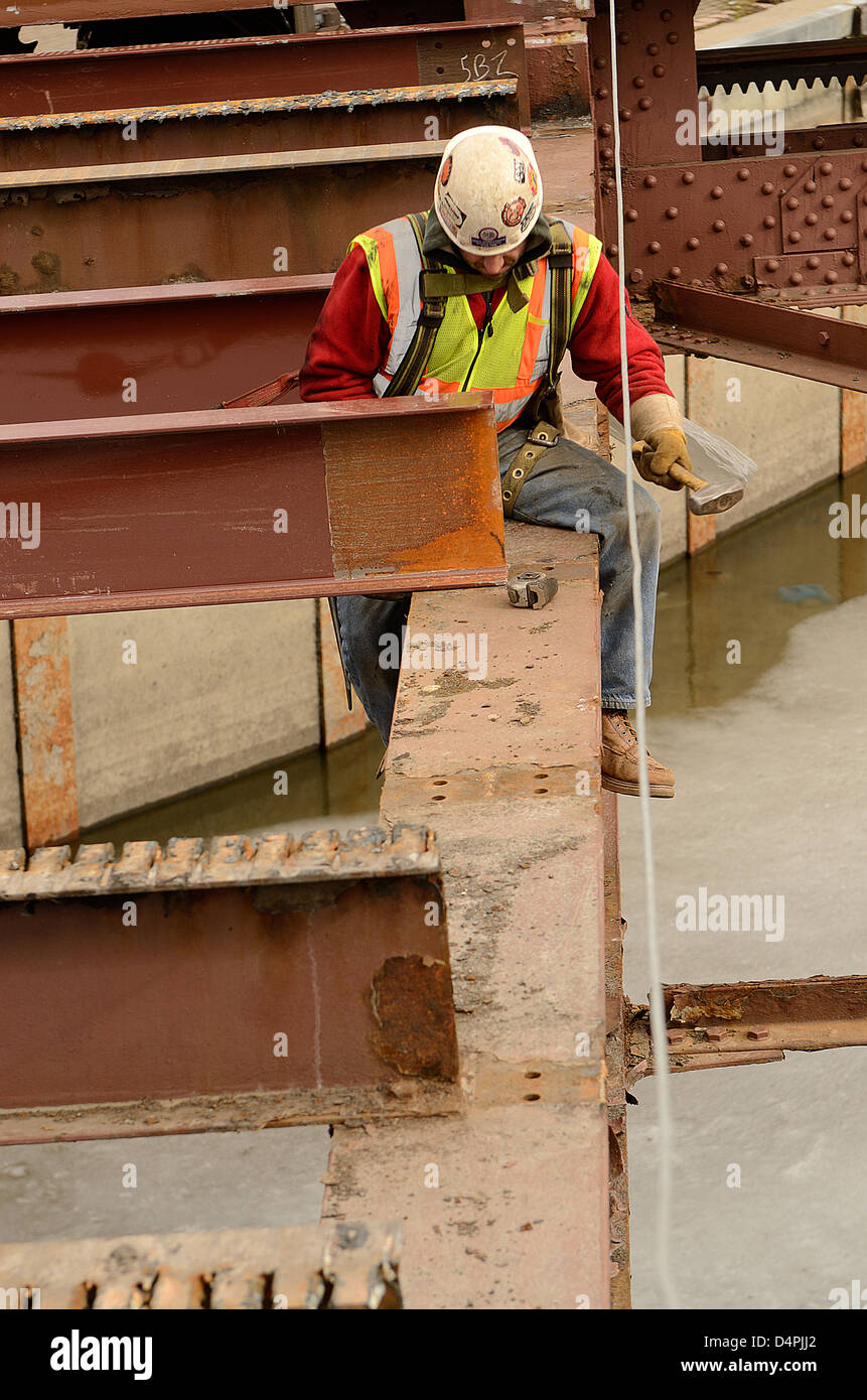 Lavoro in acciaio sullo storico ponte sopra il Canale Erie. per la riparazione delle infrastrutture di NY. Foto Stock