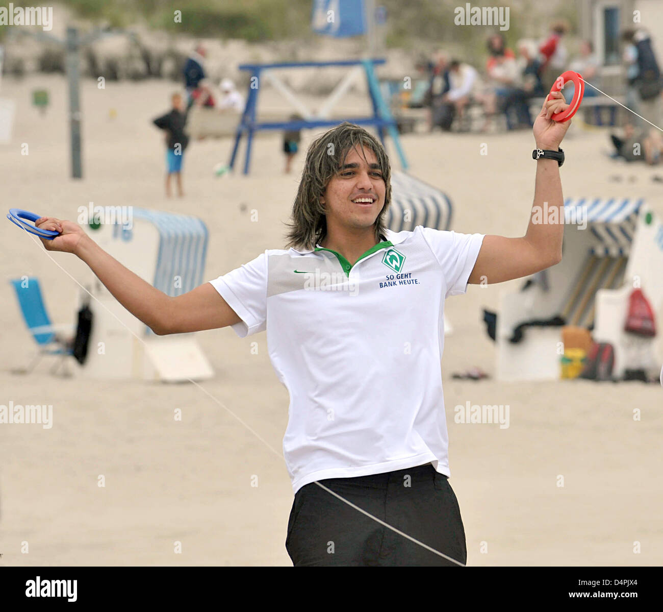 Bundesliga tedesca club SV Werder Bremen?s nuovo giocatore Marcelo Moreno cerca di gestire un aquilone presso la spiaggia di Norderney, Germania, 04 luglio 2009. Il Werder Brema si prepara per il 2009/10 Bundesliga campagna sull'isola fino al 09 luglio. Foto: CARMEN JASPERSEN Foto Stock