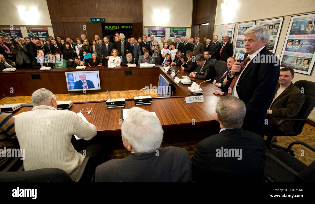 Expedition 19 è attraccata con successo alla stazione spaziale Internazionale. L'equipaggio, lanciato a bordo della navicella Sojuz, completa il suo viaggio verso la ISS sotto la guida del Centro di controllo missione Korolev. Foto Stock