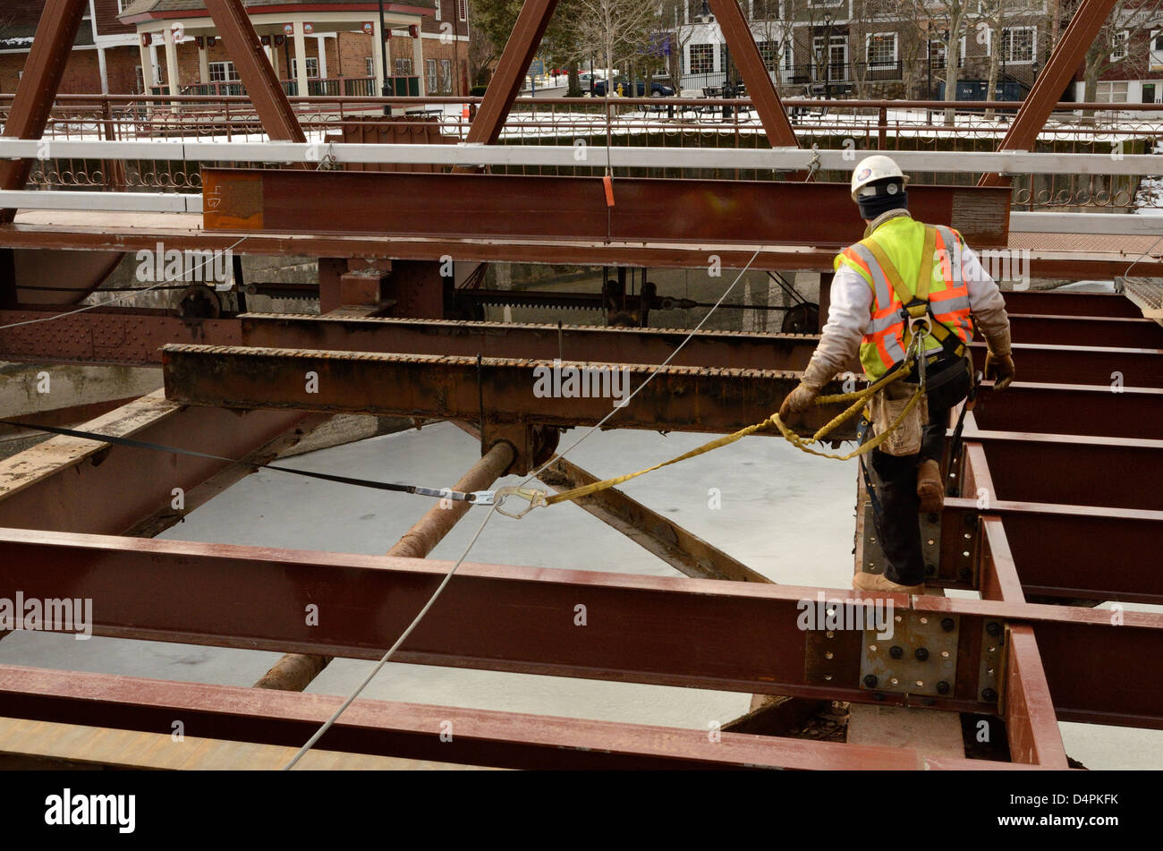 Lavoro in acciaio sullo storico ponte sopra il Canale Erie. per la riparazione delle infrastrutture di NY. Foto Stock