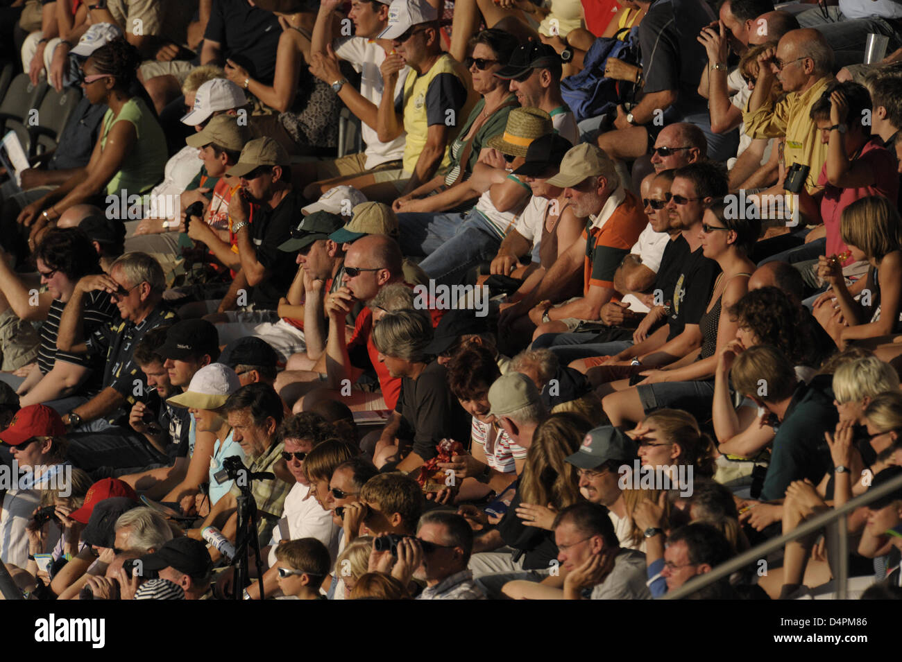 Gli spettatori seduti sulle tribune del XII IAAF Campionati del Mondo di atletica leggera presso lo Stadio Olimpico di Berlino, Germania, 17 agosto 2009. Foto: Annibale Foto Stock