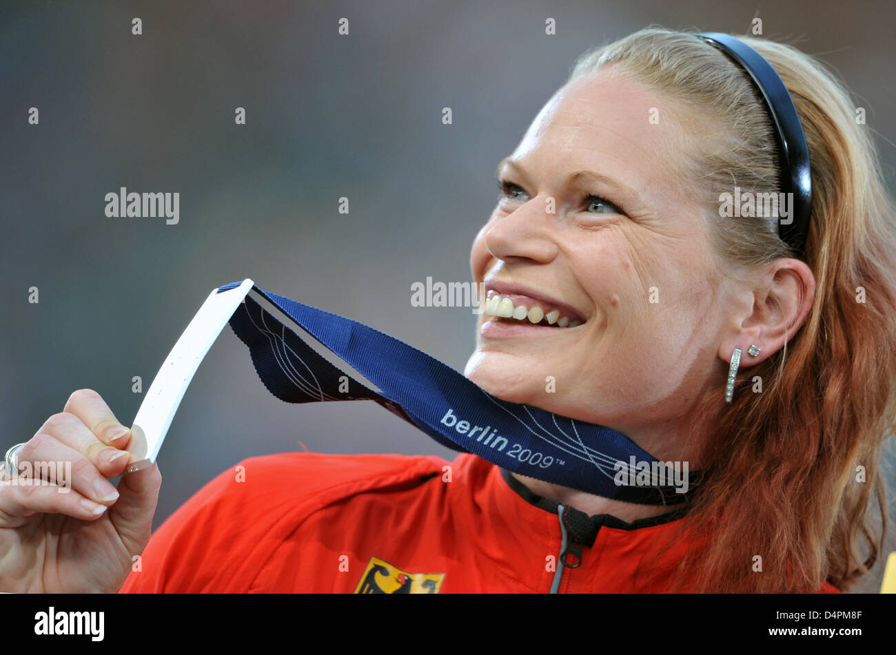 Germania?s Nadine Kleinert sorrisi con la sua medaglia d'argento conquistata nel colpo messo alla XII IAAF Campionati del Mondo di atletica leggera, Berlino, Germania, 17 agosto 2009. Foto: Bernd Thissen Foto Stock
