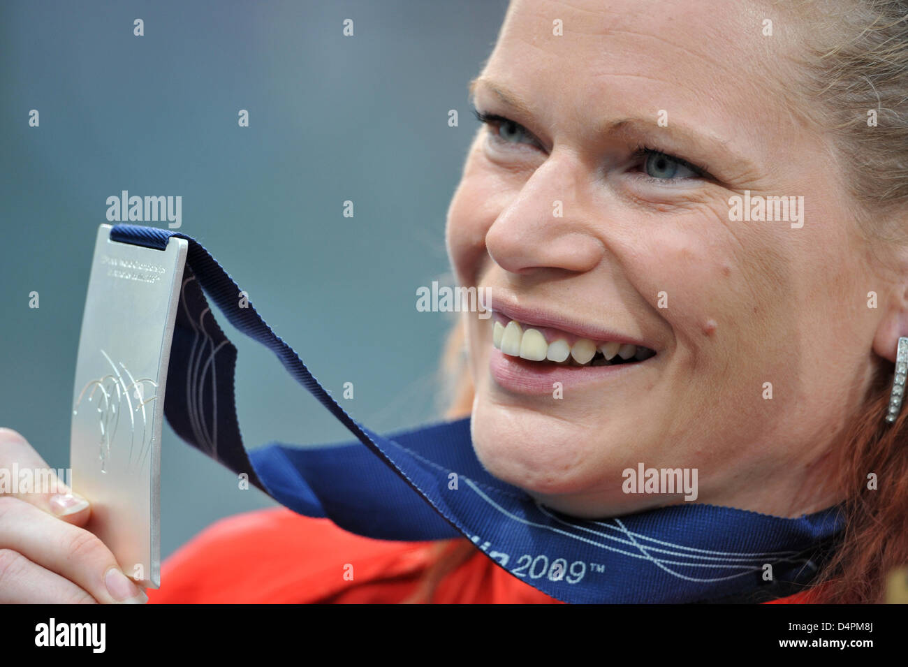 Germania?s Nadine Kleinert sorrisi con la sua medaglia d'argento conquistata nel colpo messo alla XII IAAF Campionati del Mondo di atletica leggera, Berlino, Germania, 17 agosto 2009. Foto: Bernd Thissen Foto Stock