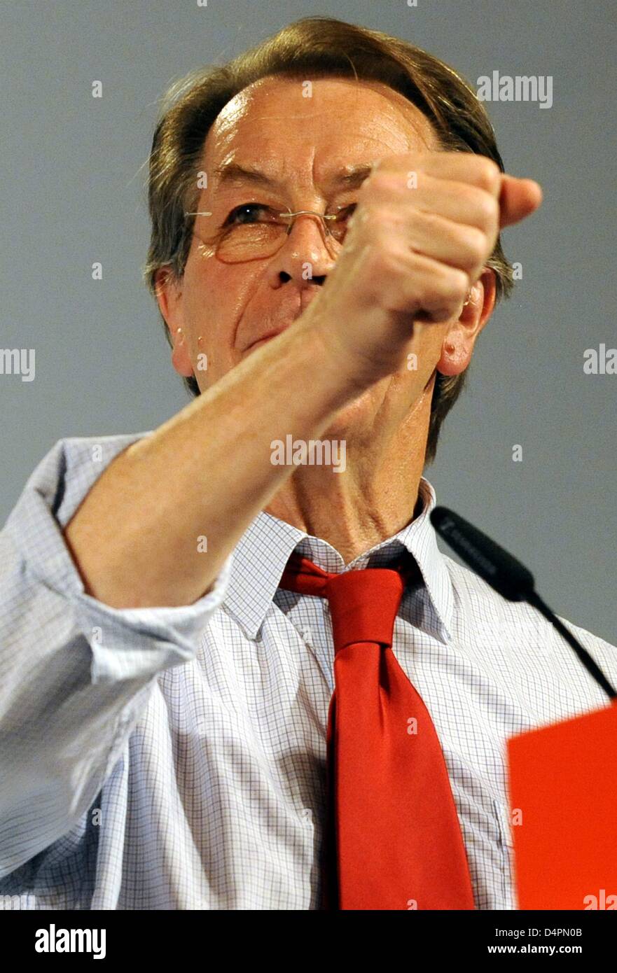 Leader del partito del DOCUP (Socialdemocratici), Franz Muentefering, parla a un evento della campagna per le prossime elezioni federali al carnevale di Amburgo, Germania, 19 agosto 2009. Alcuni 1000 visitatori hanno partecipato alla campagna evento. Foto: Maurizio Gambarini Foto Stock