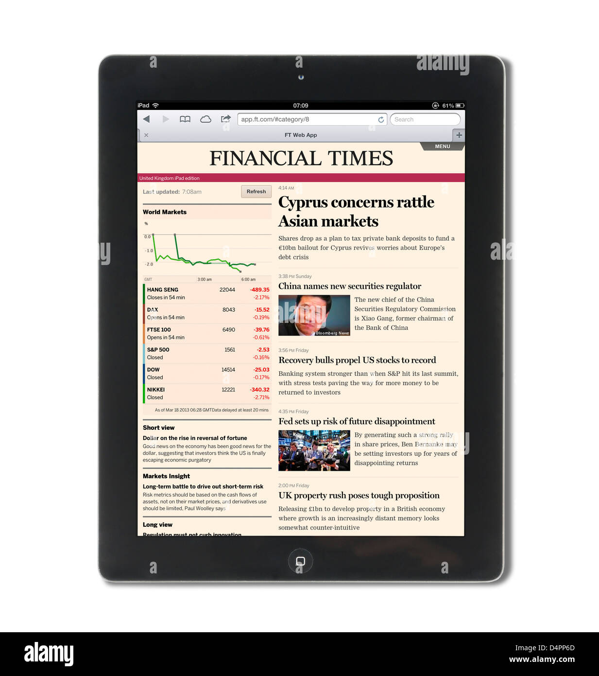 La lettura dell'iPad app web edition del Financial Times su una quarta generazione di iPad, REGNO UNITO Foto Stock