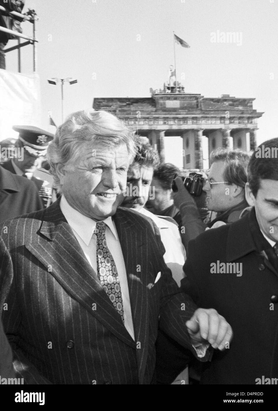 (Dpa) file di un file immagine datata 28 novembre 1989 acquisisce U.S. Il senatore Edward Kennedy (L) visitando il muro di Berlino alla Porta di Brandeburgo, per recuperare il ritardo accumulato sulla situazione politica locale a Berlino, Germania Kennedy ha visitato Berlino in occasione dell'apertura del muro di Berlino. Foto: Wolfgang Kumm Foto Stock