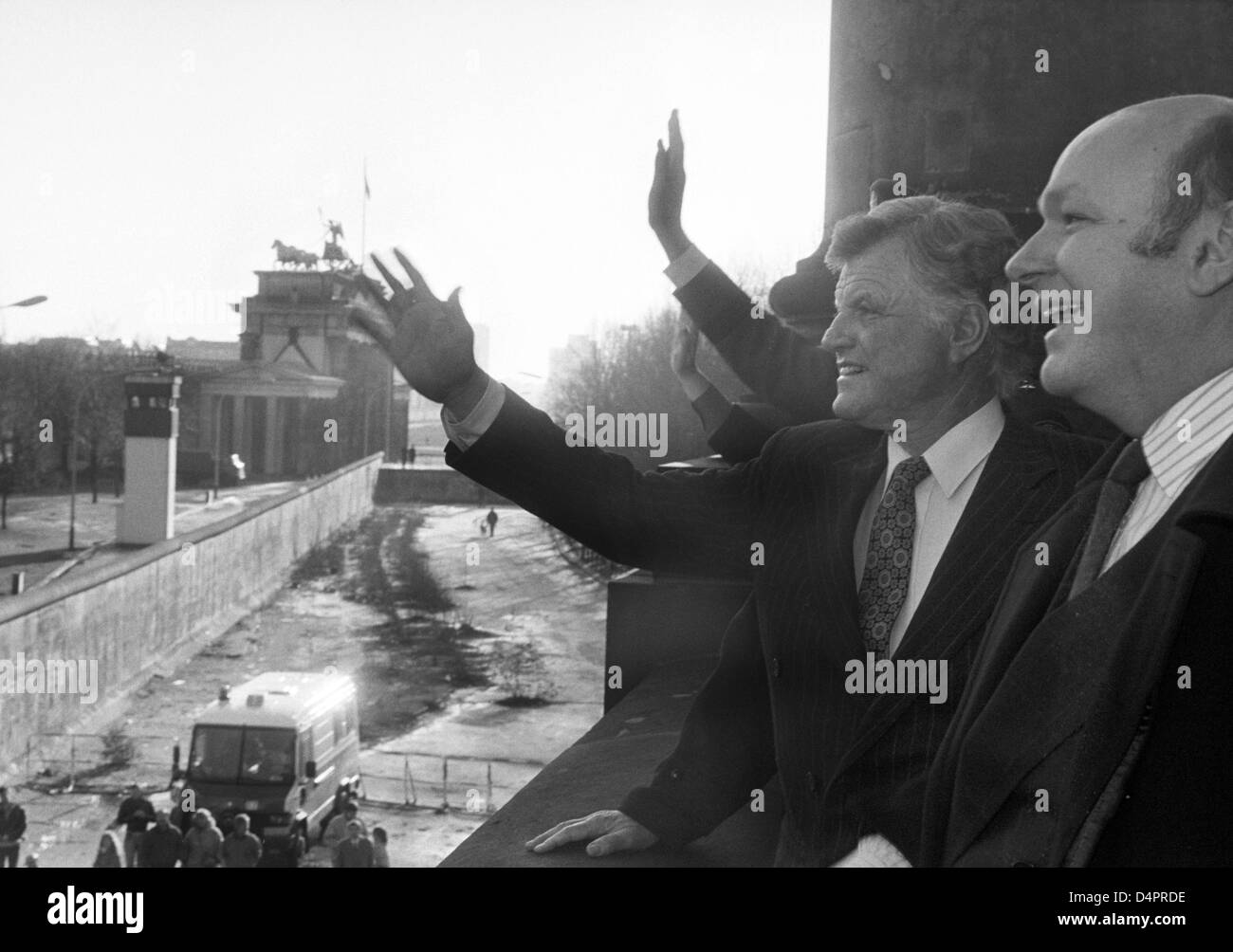 (Dpa) file di un file immagine datata 28 novembre 1989 acquisisce U.S. Il senatore Ted Kennedy (C) e Berlino?s quindi che disciplinano il sindaco Walter Momper, panoramica presso il Muro di Berlino e Porta di Brandeburgo e il wave a RDT le guardie di frontiera a Berlino, Germania. Kennedy ha visitato Berlino in occasione dell'apertura del muro di Berlino. Foto: Wolfgang Kumm Foto Stock (Dpa) file di un file immagine datata 28 novembre 1989 acquisisce U.S. Il senatore Ted Kennedy (C) e Berlino?s quindi che disciplinano il sindaco Walter Momper, panoramica presso il Muro di Berlino e Porta di Brandeburgo e il wave a RDT le guardie di frontiera a Berlino, Germania. Kennedy ha visitato Berlino in occasione dell'apertura del muro di Berlino. Foto: Wolfgang Kumm Foto Stock