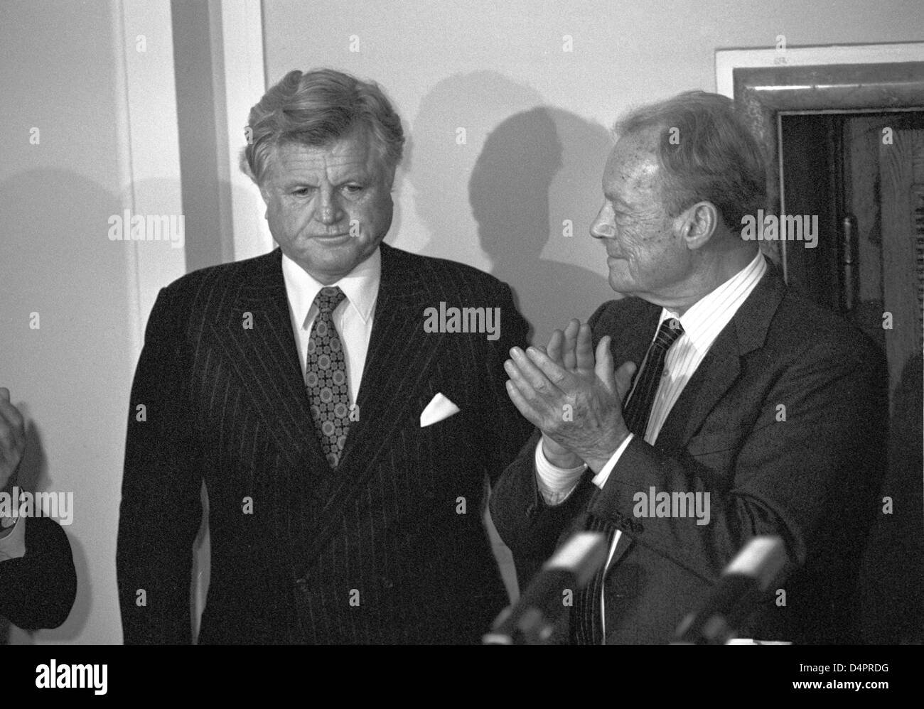 (Dpa) file di un file immagine datata 28 novembre 1989 acquisisce U.S. Il senatore Ted Kennedy (L) e il tedesco ex Cancelliere Willy Brandt (R) nel corso di una cerimonia che si terrà a Berlino, Germania. Kennedy ha visitato Berlino in occasione dell'apertura del muro di Berlino. Foto: Engler Foto Stock (Dpa) file di un file immagine datata 28 novembre 1989 acquisisce U.S. Il senatore Ted Kennedy (L) e il tedesco ex Cancelliere Willy Brandt (R) nel corso di una cerimonia che si terrà a Berlino, Germania. Kennedy ha visitato Berlino in occasione dell'apertura del muro di Berlino. Foto: Engler Foto Stock