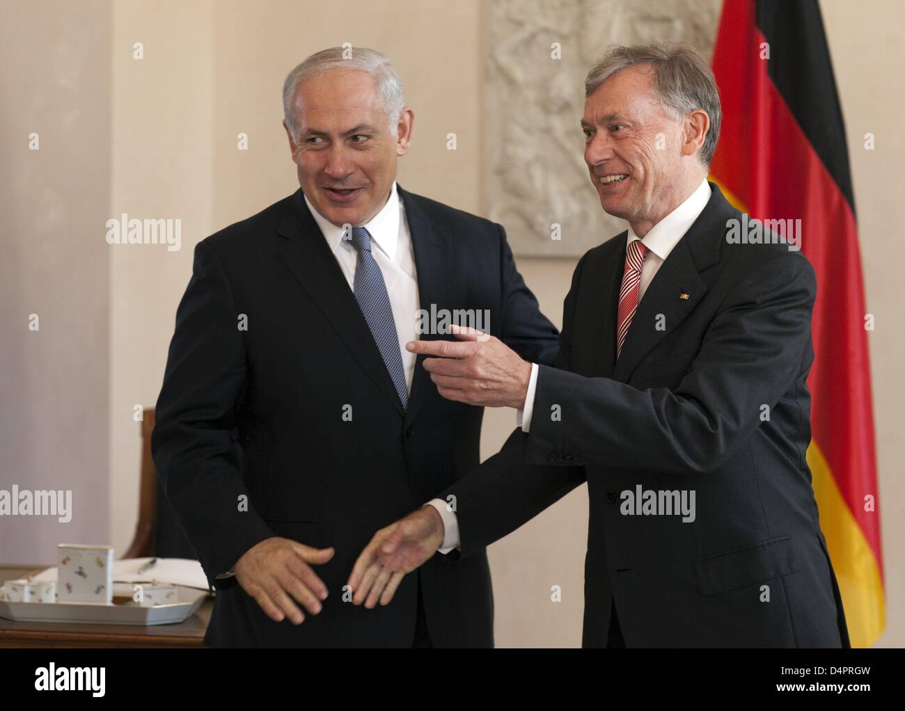 Il presidente tedesco Horst Koehler (R) accoglie Israele?s il primo ministro Benjamin Netanjahu al castello di Bellevue di Berlin, Germania, 26 agosto 2009. Foto: Arno Burgi Foto Stock