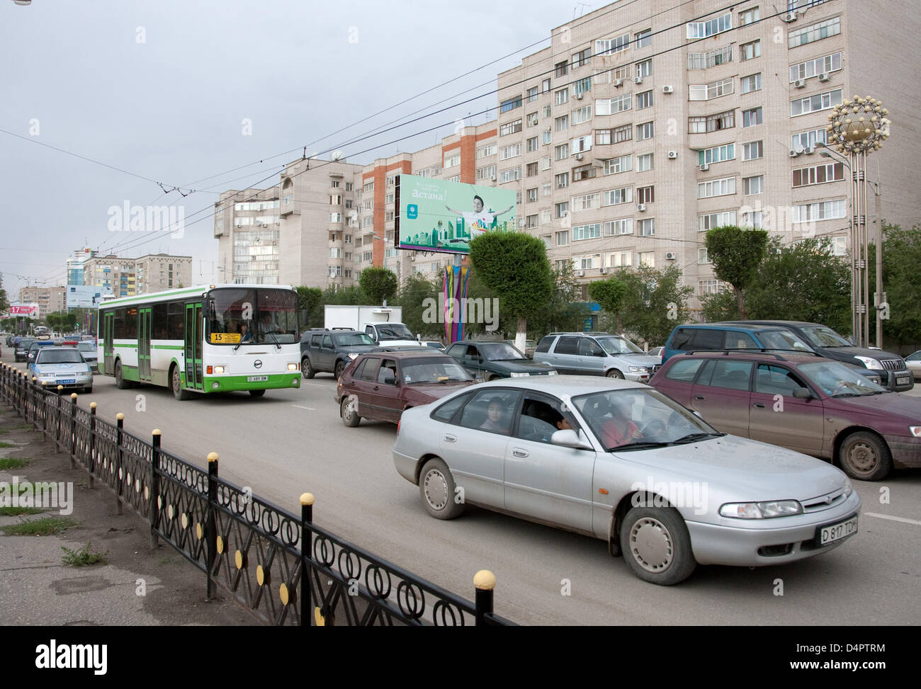 Auto su una strada trafficata in Aktobe, Kazakistan, 27 agosto 2009. Foto: Friso Gentsch Foto Stock