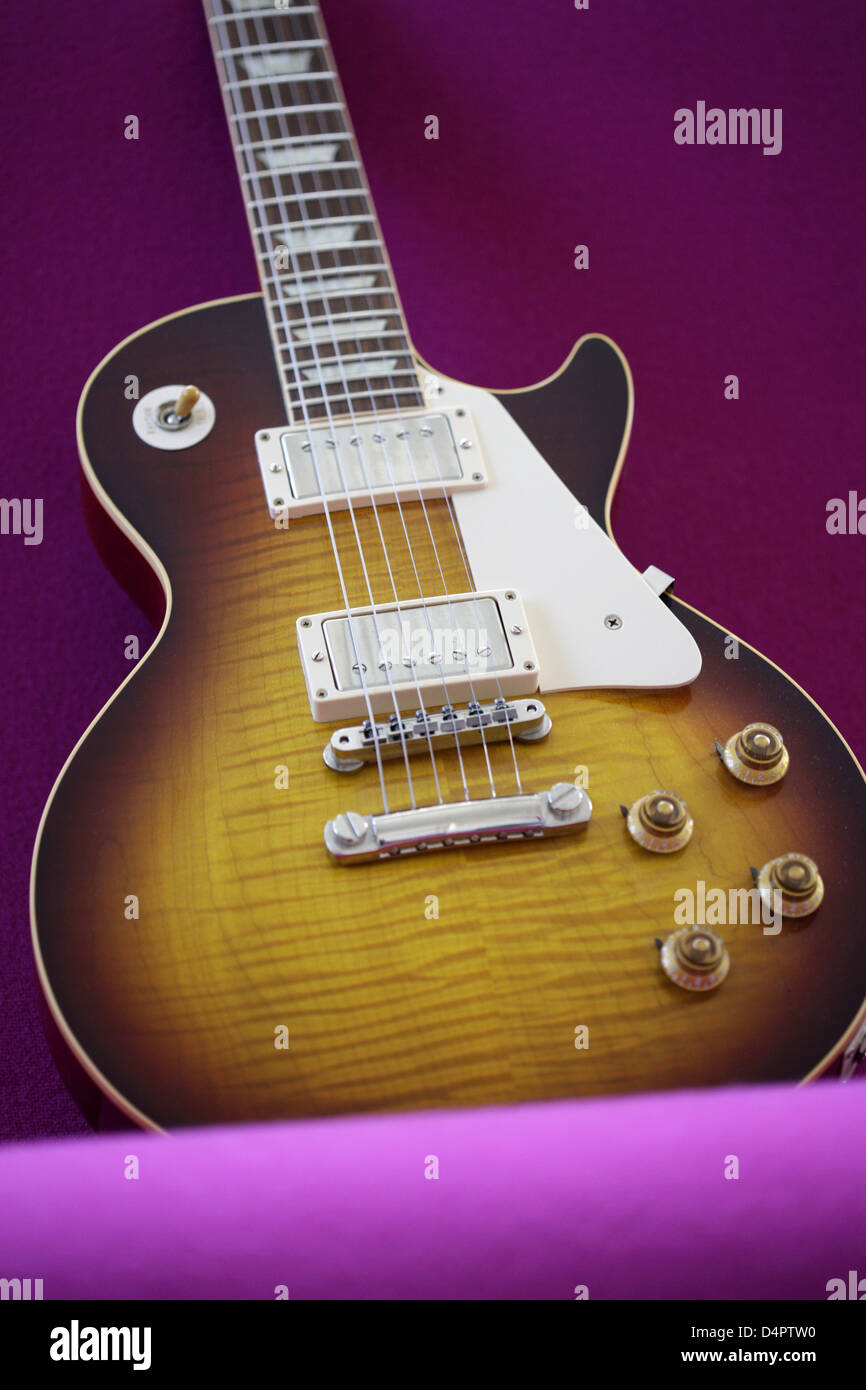 Una chitarra elettrica tipo Gibson Les Paul (59er, R9, 1959, una riemissione datata 2008)) con il suo tipico fortemente venato maple leaf top raffigurato in Colonia, 27 agosto 2009. Famoso chitarrista utilizzato e utilizzare questo modello come Jimmy Page (Led Zeppelin), slash (Guns n Roses), Mark Knopfler (Dire Straits) o Gary Moore. Foto: Rolf Vennenbernd Foto Stock
