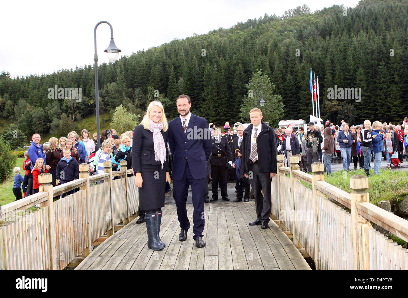 Il principe ereditario Haakon di Norvegia e di sua moglie la principessa Mette-Marit visita Bjerkreim durante i tre giorni di tour attraverso il Rogaland provincia in Norvegia, 02 settembre 2009. Con la sua profonda fiordi, aspre montagne, laghi trasparenti, lussureggianti terreni agricoli e le piccole isole della provincia è spesso chiamato una miniatura di tutta la Norvegia. Foto: Albert Nieboer (PAESI BASSI) Foto Stock