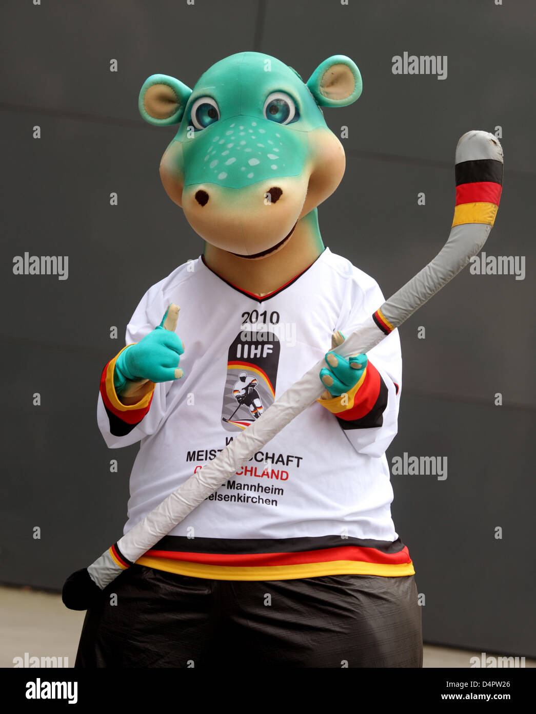 ?Urmel sul ghiaccio? (?Urmel auf dem Eis?) la mascotte per i Campionati Mondiali di hockey su ghiaccio 2010 nella Repubblica federale di Germania pone durante una chiamata foto promuovendo i campionati a Colonia, Germania, 02 settembre 2009. I Campionati Mondiali di hockey su ghiaccio 2010 avrà luogo in Germania dal 07 maggio al 23 maggio 2010. Foto: Felix Heyder Foto Stock