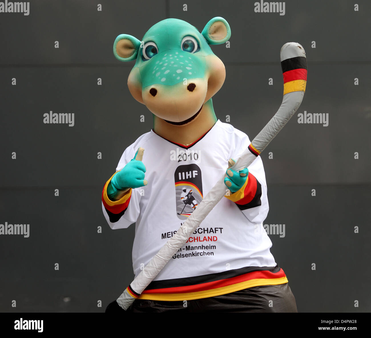 ?Urmel sul ghiaccio? (?Urmel auf dem Eis?) la mascotte per i Campionati Mondiali di hockey su ghiaccio 2010 nella Repubblica federale di Germania pone durante una chiamata foto promuovendo i campionati a Colonia, Germania, 02 settembre 2009. I Campionati Mondiali di hockey su ghiaccio 2010 avrà luogo in Germania dal 07 maggio al 23 maggio 2010. Foto: Felix Heyder Foto Stock