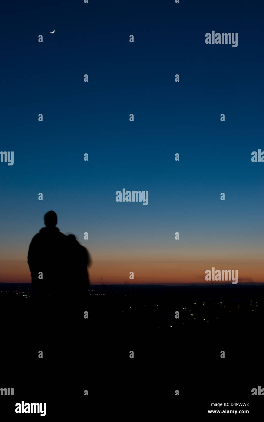 Ancora gli astronomi osservando la luna, mentre la caccia per la cometa PanSTARRS Foto Stock