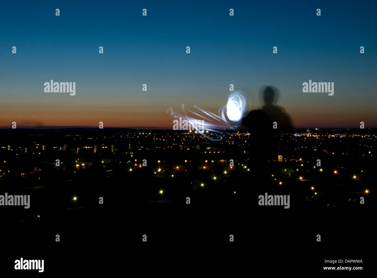 Giocare con la luce sui primi cielo notturno di Aarhus V Danimarca Foto Stock