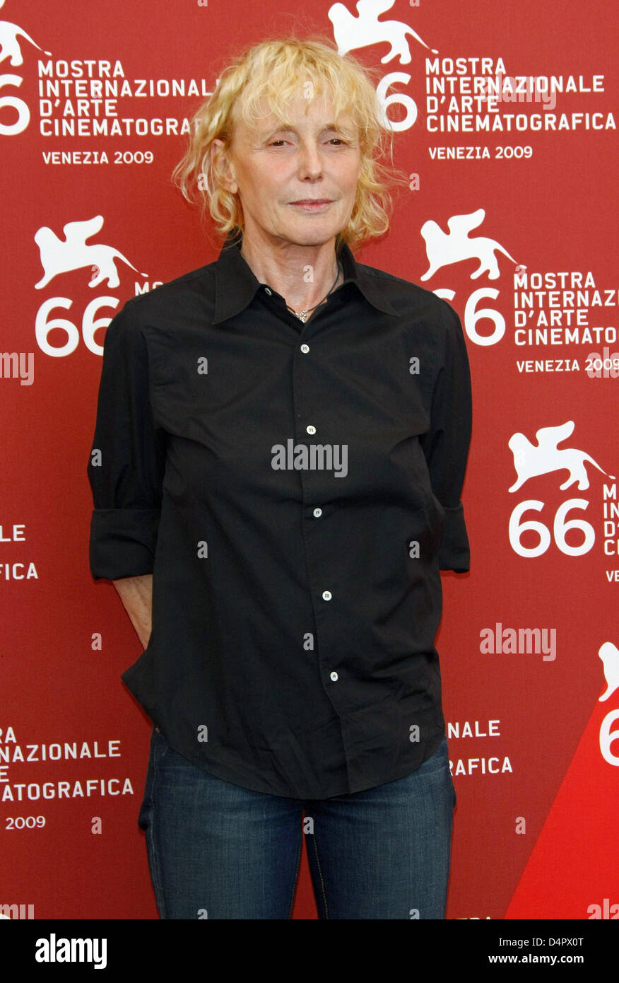 La regista francese Claire Denis pone per i fotografi durante una foto chiamata sul suo film "materiale bianco? Al sessantesimo Venice International Film Festival di Venezia, Italia, 06 settembre 2009. Il film da regista francese Claire Denis è presentato in concorso al festival che corre fino al 12 settembre. Foto: Hubert Boesl Foto Stock