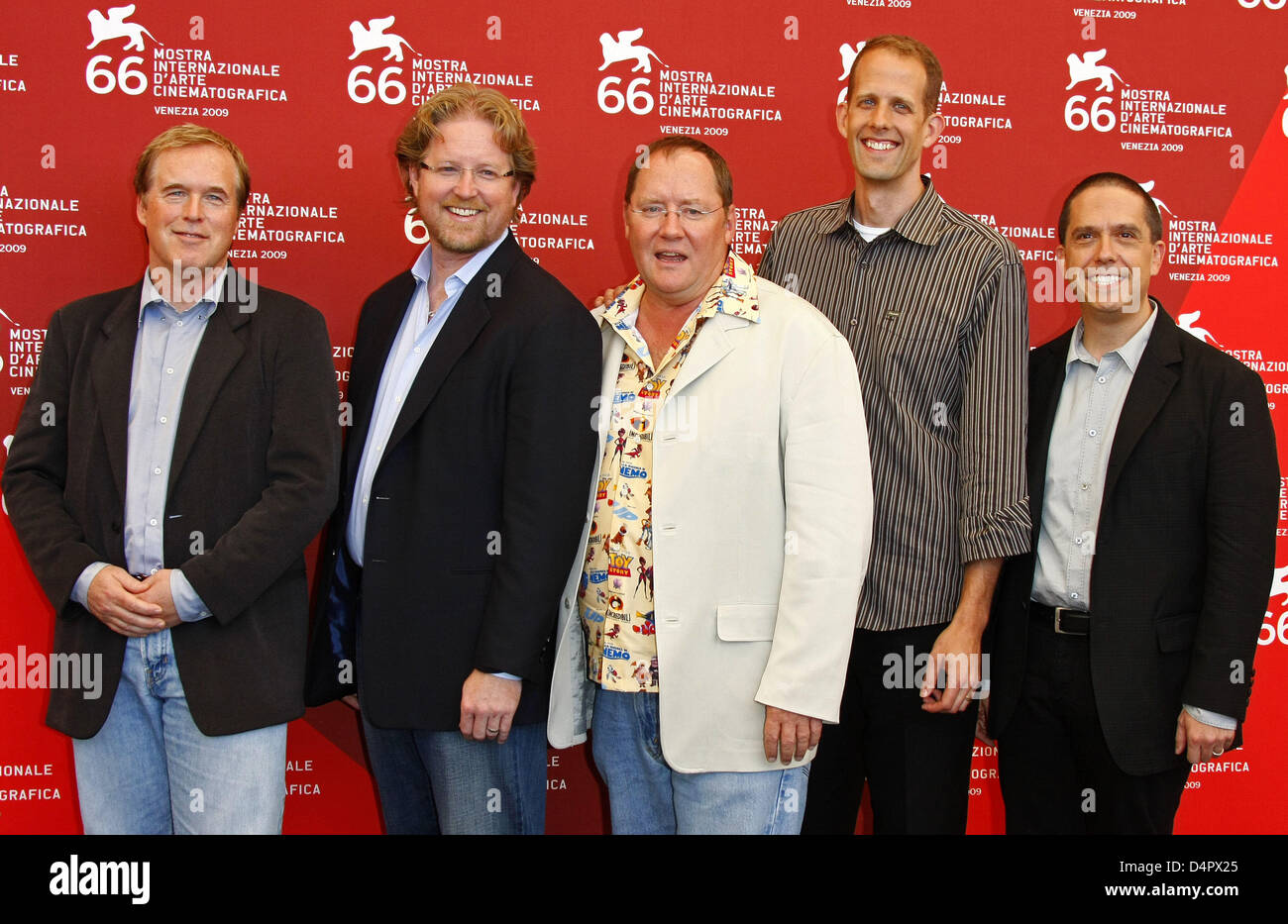 Pixar registi Brad Bird (L-R), Andrew Stanton, John Lasseter, Pete Docter e Lee Unkrich pone per fotografi dopo la conferenza stampa per il suo Golden Lion ?per la Carriera a John Lasseter e Pixar amministrazione? Al sessantesimo Venice International Film Festival di Venezia, Italia, 06 settembre 2009. Pixar che hanno reso il computer-film animato ?Toy Story? (1995) riceverà Foto Stock