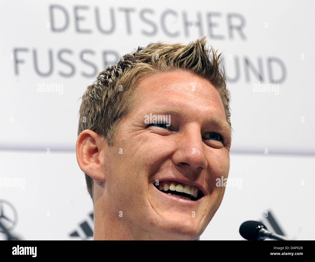 Germania internazionale Bastian SCHWEINSTEIGER Sorrisi durante una conferenza stampa del team tedesco a Colonia, Germania, 07 settembre 2009. La Germania si affaccia Azerbaigian?s squad per un 2010 FIFA World Cup qualifier il 09 settembre ad Hannover. Foto: ACHIM SCHEIDEMANN Foto Stock
