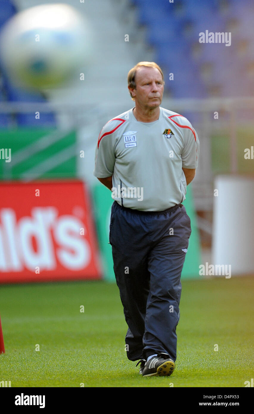 Berti Vogts, allenatore di Azerbaigian?s National Soccer team, supervisiona una sessione di prove libere a Hannover, Germania, 07 settembre 2009. La Germania e la Repubblica di Azerbaigian si fronteggiano in un Campionato Mondiale di Calcio 2010 il qualificatore, che avrà luogo ad Hannover il 09 settembre 2009. Foto: JOCHEN LUEBKE Foto Stock