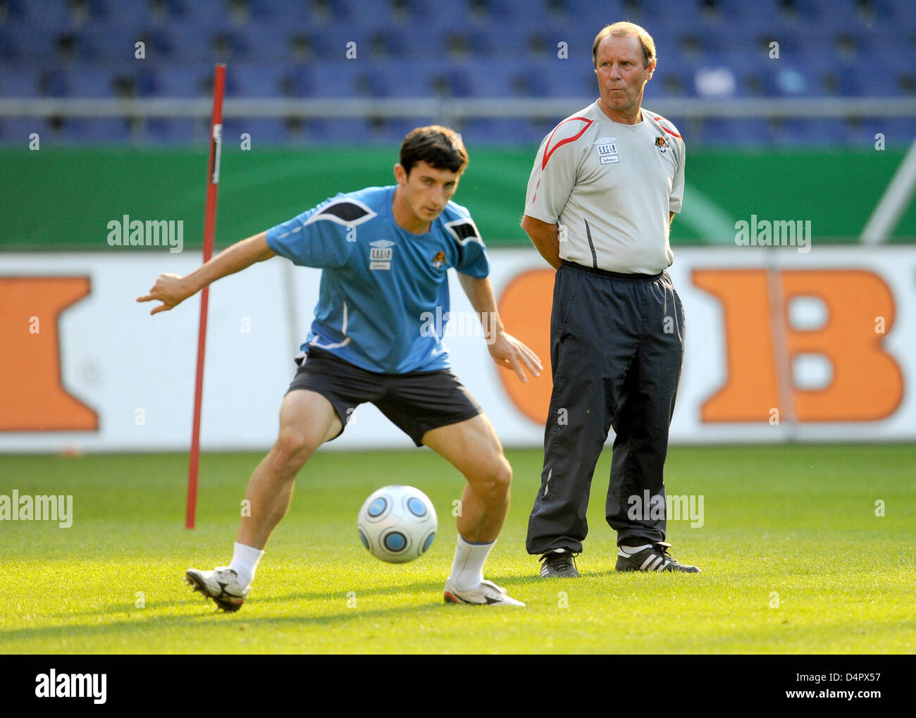Berti Vogts (R), allenatore di Azerbaigian?s National Soccer team, supervisiona una sessione di prove libere a Hannover, Germania, 07 settembre 2009. La Germania e la Repubblica di Azerbaigian si fronteggiano in un Campionato Mondiale di Calcio 2010 il qualificatore, che avrà luogo ad Hannover il 09 settembre 2009. Foto: JOCHEN LUEBKE Foto Stock