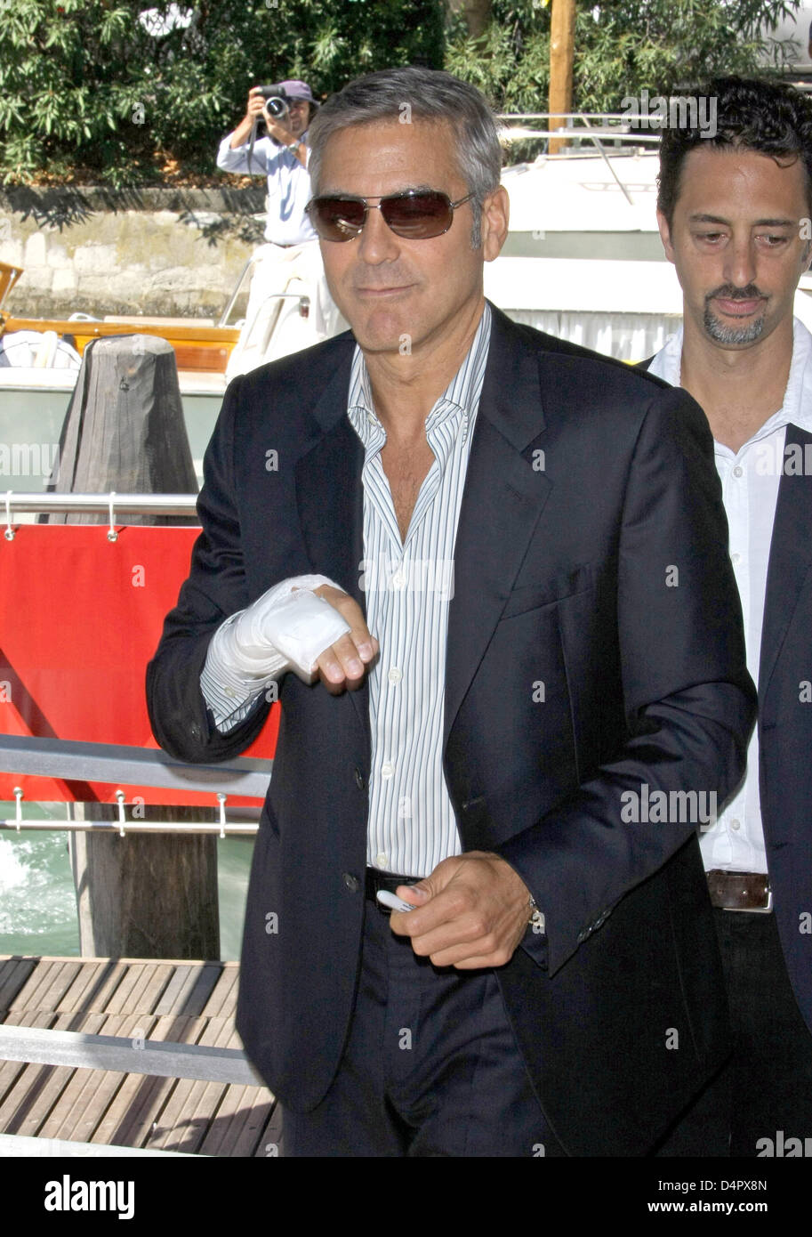 Attore statunitense George Clooney arriva per la pres conferenza sulla sua pellicola ?gli uomini che guardano a Capri? Al sessantesimo Venice International Film Festival di Venezia, Italia, 08 settembre 2009. Il film corre fuori concorso al festival in esecuzione dal 02 al 12 settembre 2009. Foto: Hubert Boesl Foto Stock