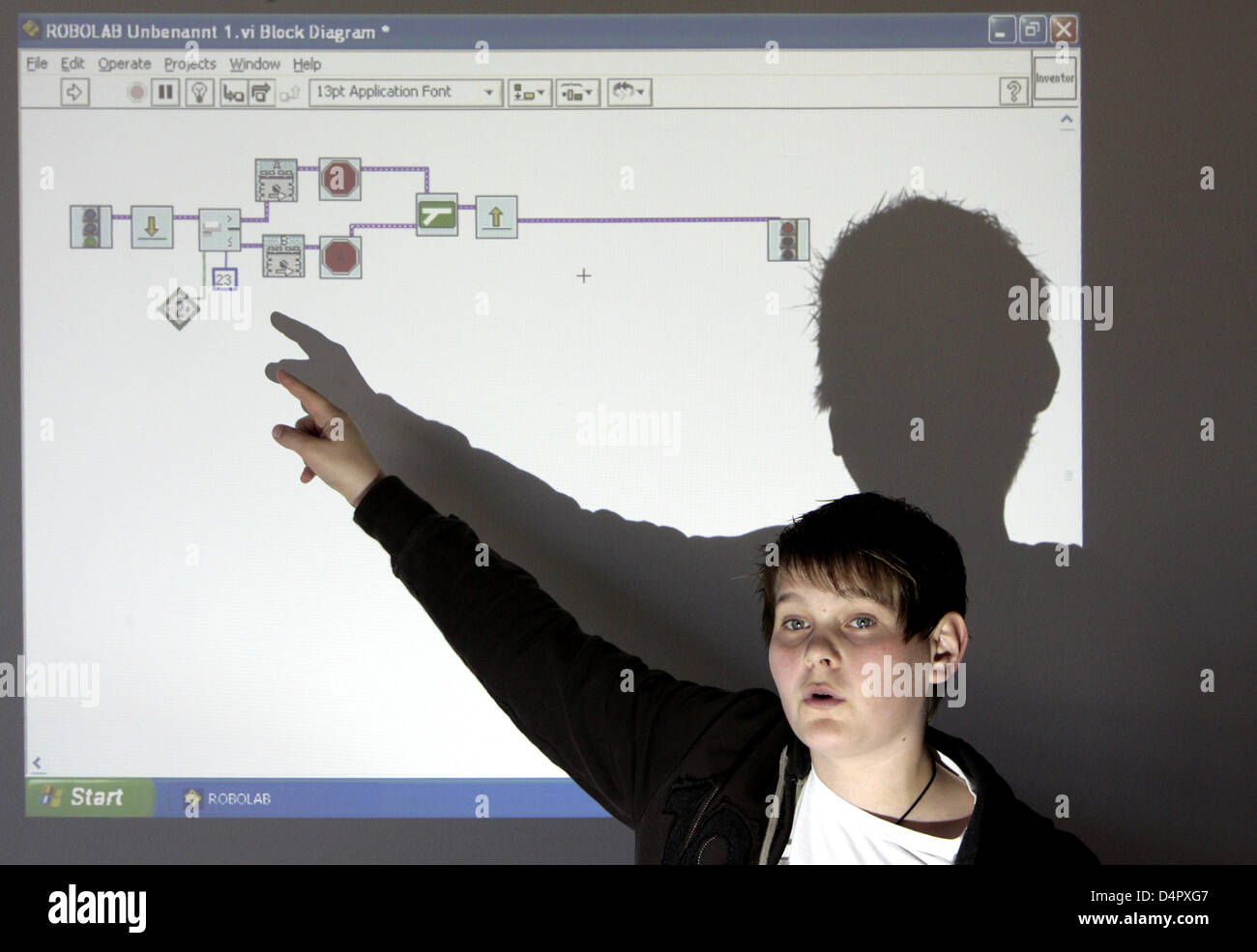 16-anno-vecchio docente Alexander Hoehn illustra un diagramma di circuito al Junior università di Wuppertal, Germania, 25 aprile 2009. A differenza di molte altre iniziative che sono forniti in diverse città universitarie, il Junior università di Wuppertal è aperto tutto l'anno. I docenti sono professori universitari, insegnanti, imprenditori, gli studenti e gli alunni che impartiscono conoscenze witho Foto Stock