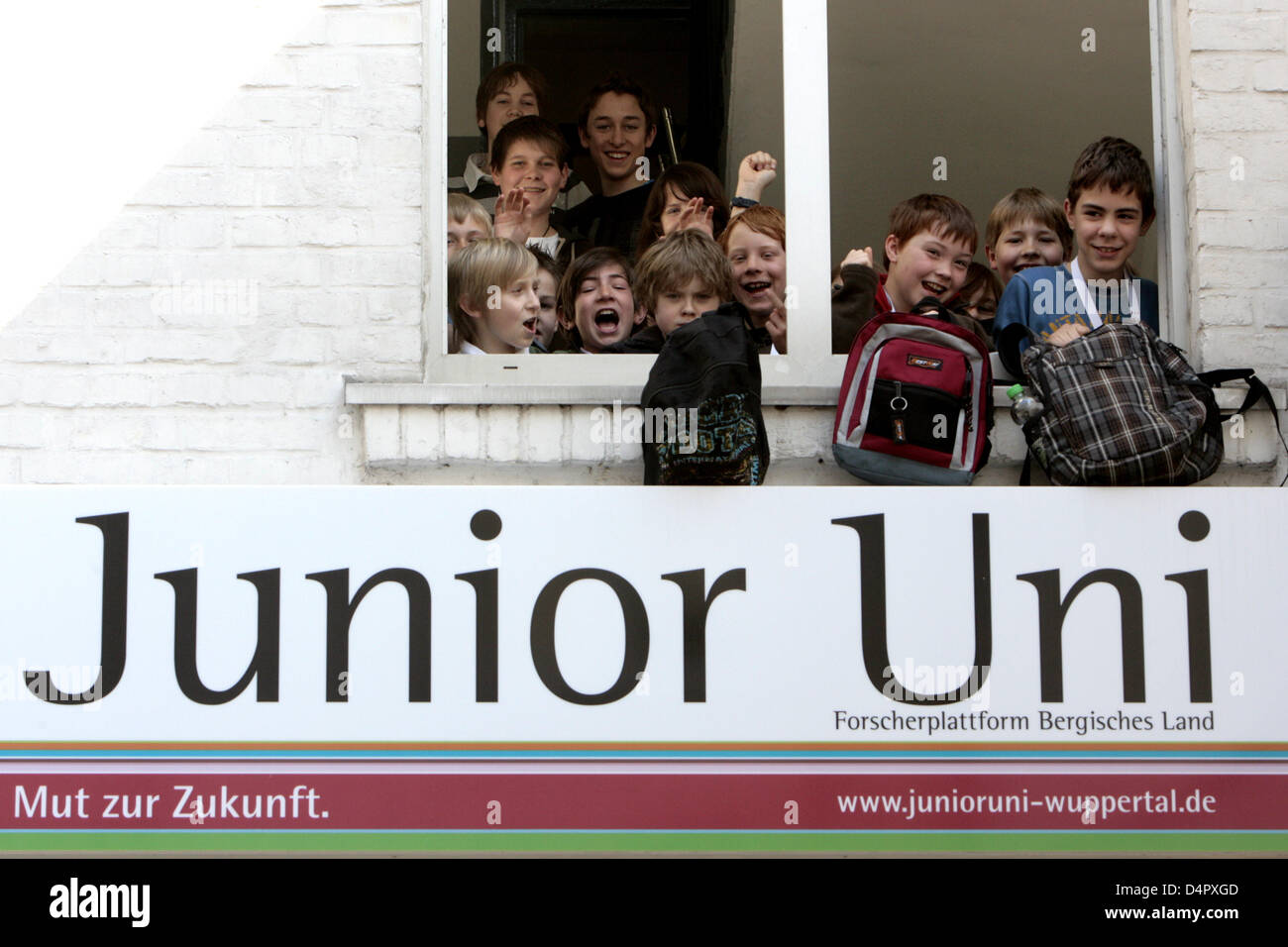 Studenti Junior allietare da una finestra al Junior università di Wuppertal, 25 aprile 2009. A differenza di molte altre iniziative che sono forniti in diverse città universitarie, il Junior università di Wuppertal è aperto tutto l'anno. I docenti sono professori universitari, insegnanti, imprenditori, gli studenti e gli alunni che impartiscono conoscenze senza esercitare pressione di buona qualità o Foto Stock