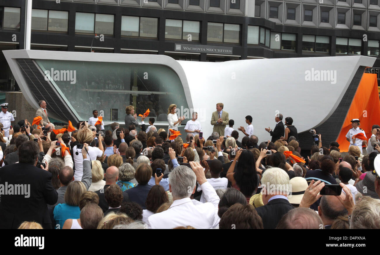 Principe Willem-Alexander (C) dei Paesi Bassi, sua moglie Maxima e Michael Bloomberg, sindaco della città di New York, aprire il nuovo Padiglione di Amsterdam a Peter Minuit Plaza dopo una visita alla nave ?dimezzare Maen? In Battery Park di New York, Stati Uniti d'America, 09 settembre 2009. Lì, l'olandese Crown Prince giovane ha ricevuto informazioni su un programma accademico in cui quattro olandese e gie Foto Stock