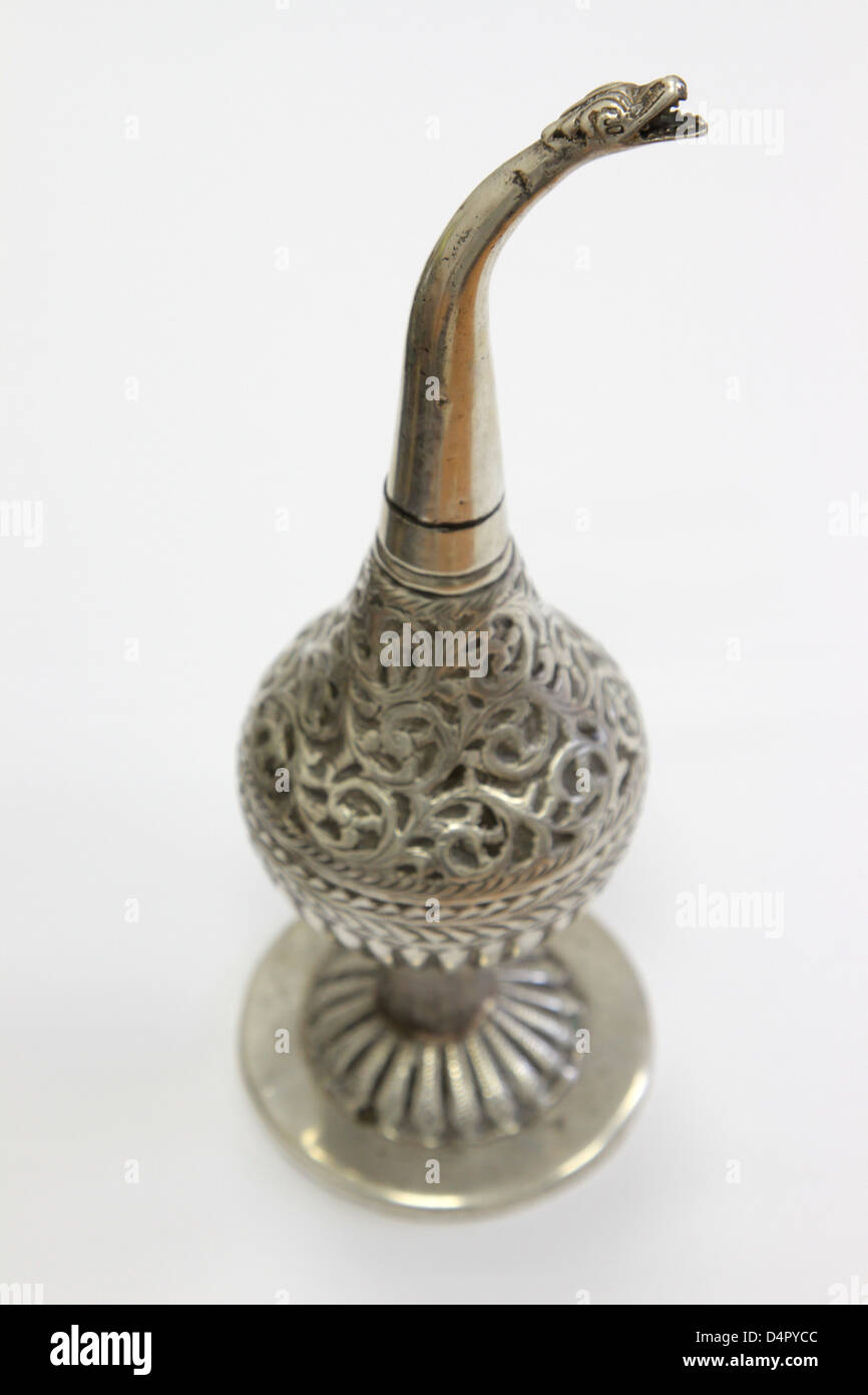 Un antico bottiglia d'argento, con forma di serpente testa per sparying profumi nella tradizione speciale cerimonie, da Tripoli, Libia. Foto Stock