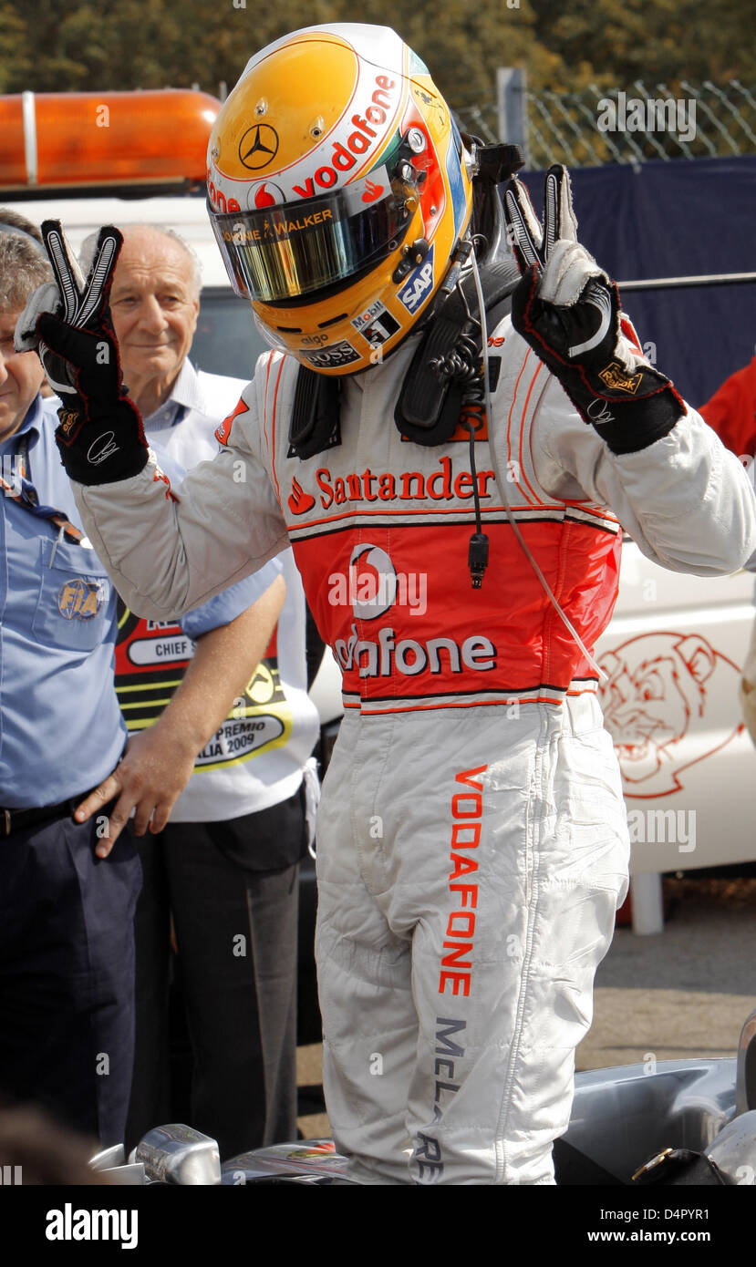 British pole-setter Lewis Hamilton della McLaren Mercedes cheers dopo la qualifica al Parco di Monza autodromo di Monza, Italia, 12 settembre 2009. Hamilton partirà dalla pole position nel Gran Premio di Formula 1 di Italia che si terrà il 13 settembre 2009. Foto: Jens Buettner Foto Stock