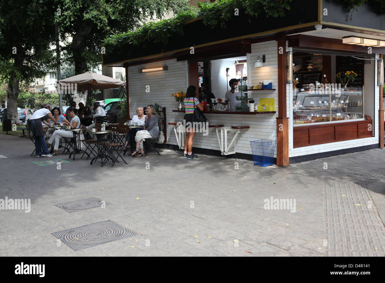 Israele, Tel Aviv, un caffè all'aperto bar in Ben-Zion Boulevard Foto Stock