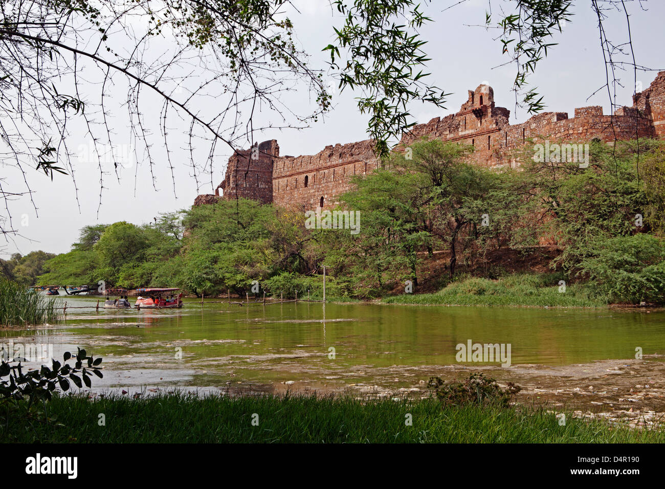 Purana Qila (Old Fort) bastioni, e il Lago di Delhi Foto Stock