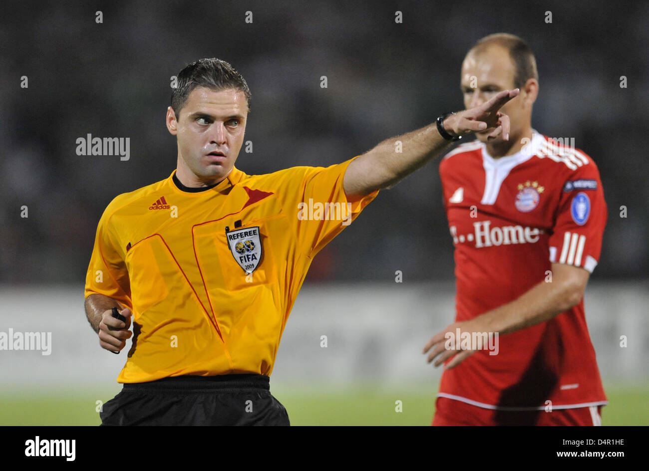 Arbitro sloveno Damir Skomina (L) fa un gesto durante la UEFA Champions League gruppo A match Maccabi Haifa FC vs FC Bayern Monaco di Baviera a Ramat Gan stadium di Tel Aviv, Israele, 15 settembre 2009. Il Bayern Monaco sconfitto Haifa 3-0. Foto: Andreas Gebert Foto Stock